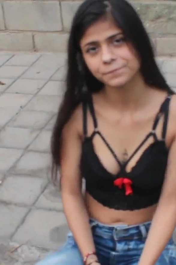 Une pute dans la rue me suce la bite, elle le fait incroyablement