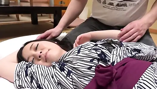 A086B05 A wife who squirts with an electric massager! It felt so good that I said, "It's okay to be raw, so please give it to me!"
