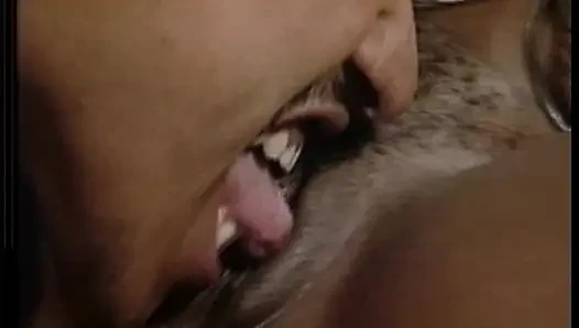 Tante sange ini lagi asik fingering memeknya yang menetes sampai muncrat banyak banget