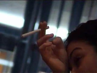 Wanita Turki 1 merokok