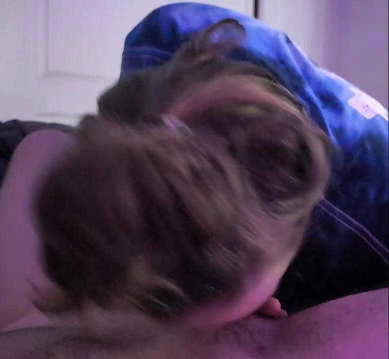 Жена сосет большой член перед трахом в ее тугую розовую киску как профи в любительском видео