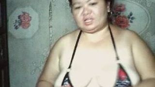 Aziatische vette vrouw met kleine bikini
