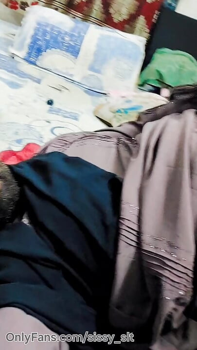Hijabi muslim kinner hijda try to masturbate impotent penis
