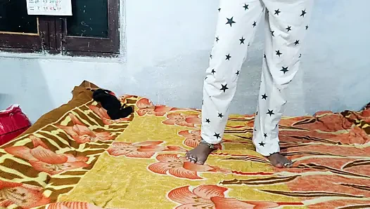 Hintli Ateşli Evli Kadın Ev Yapımı Amcık Yalama Göğüslerini Sakso Çekiyor