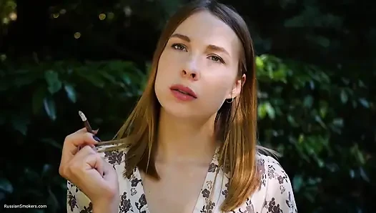 Уязвленная Курит Сильную Сигарету