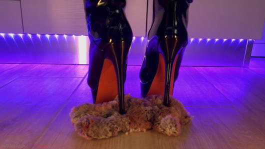 Teddy Teddy Domination - schwarze High Heels Stiefel zerquetschen und trampeln