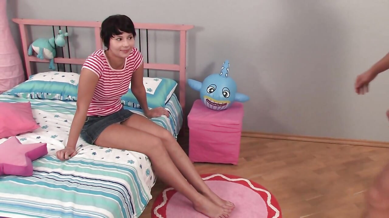 いたずらなNadyaはお尻で犯されました