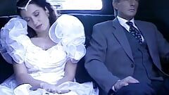淫荡的新娘在陪同她去祭坛的豪华轿车上乱搞她的继父