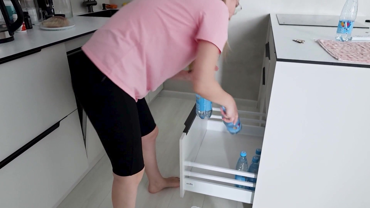 热辣继母不小心把继子的鸡巴插入了她紧致的阴户