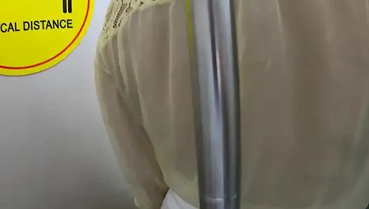 Yabancı Azgın Orta Yaşlı Seksi Kadın Metroda Sikime Dokunuyor - Halka açık Trende Yarak Ovuyor