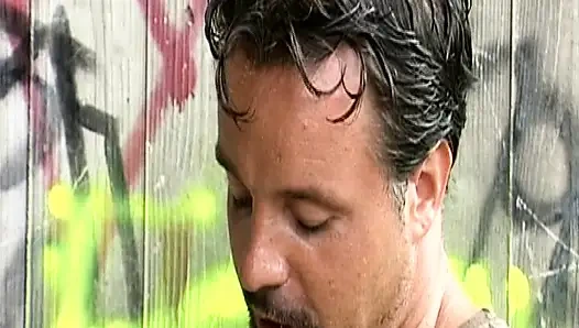 Blonde deutsche MILF mit dickem hintern wird im freien anal geritten