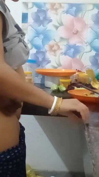 Momen wajib dibagikan dari "kiya si istri pe seks utama di dapur dengan kain sree merah"