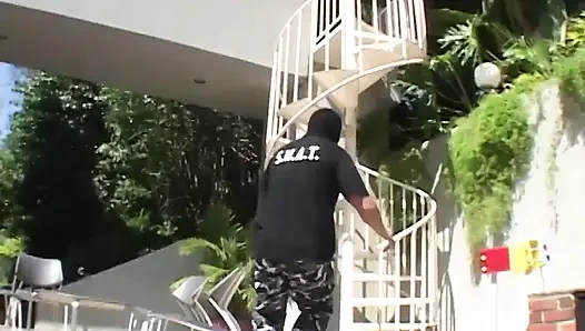 Untuk Tim Shane's World SWAT, Ini Hari DP Threesome