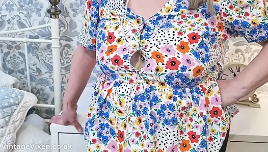 HÜBSCHER BH FÜR TANTE JANE MIT GROßEN SCHLAFFEN MÖPSEN