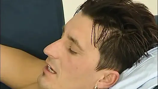 Восхитительная милфа получает жесткое уколо в ее киску