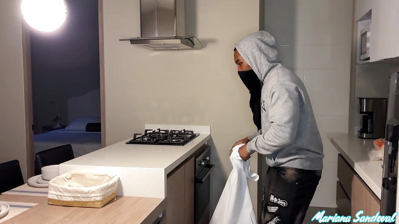 Thief with big cock BBC enters to steal a Colombian Milf and eats her tight pussy - Mariana Sandoval