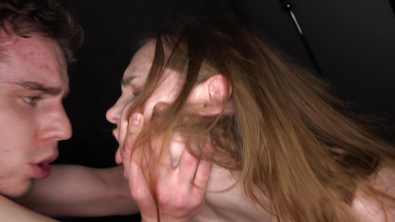 Twee elastische gaten geven zichzelf gewillig aan mijn pik, hun ogen vragen op hun beurt om meer