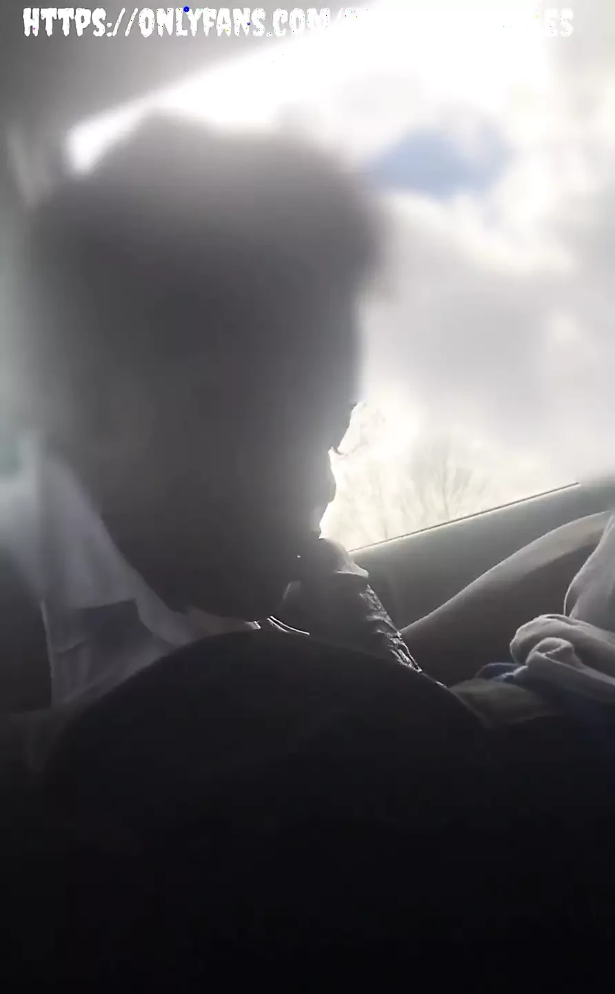 Y O U N N G 贫民窟荡妇吮吸我的鸡巴并吞下精液，然后她的男朋友拉起来。不得不在她的嘴里啪啪