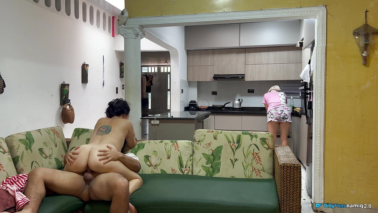 Tuve sexo frente a mi esposa con su amiga! ella ni se dio cuenta!