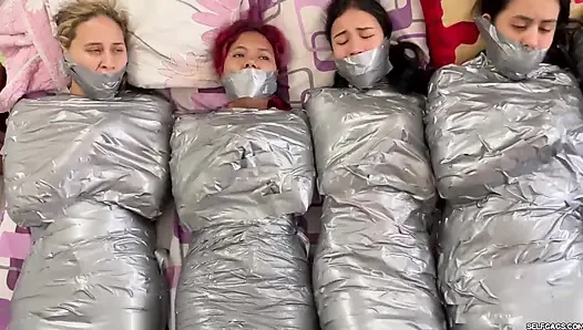 5 mumifizierte mädchen kämpfen komplett eingewickelt und geknebelt!