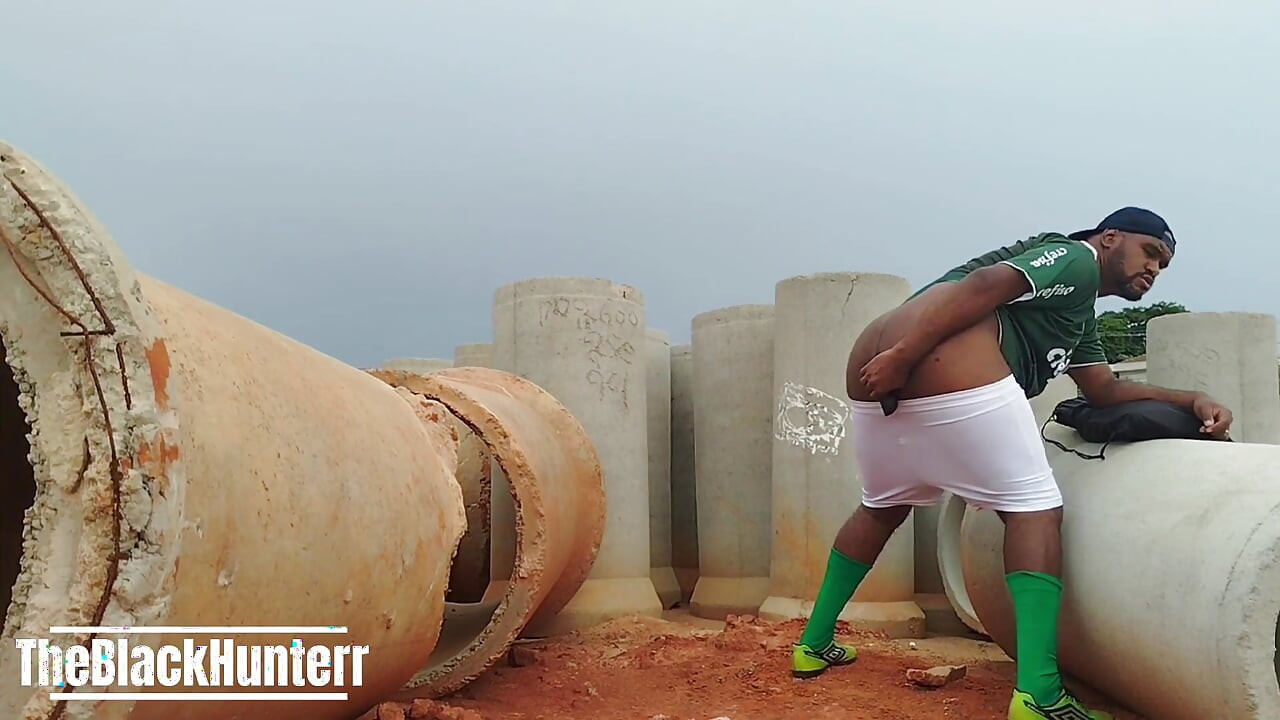 Повернувшись з гри, весь спітнілий, я збудився і мусив кінчити