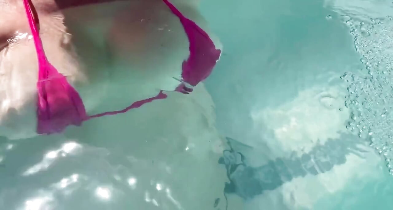 Artemisia adoră să-și arate țâțele perfecte într-un micro bikini underwater