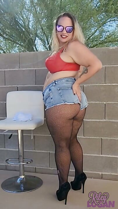 Толстушка Gainer на высоких каблуках и Daisy Dukes обрезанные джинсовые джинсовые шорты