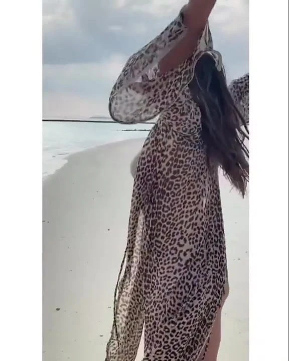 Elizabeth Hurley - Bikini Quickie