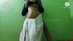 Une femme indienne à forte poitrine séduit dans un sari blanc (partie 1)