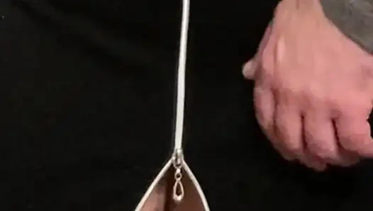 Cewek sange ini di-fingering di balik gaunnya