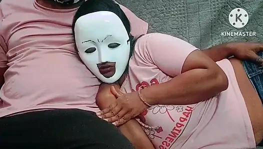 Adik tiri sange ini nggak bisa mengendalikan nafsunya dan nyepong kontol abang tirinya sebelum dientot habis-habisan - audio tamil lagi asik ngentot sampai meringis keenakan