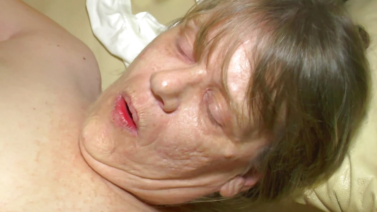 남편의 자지에 큰 엉덩이를 흔드는 회색 머리의 거유 할머니