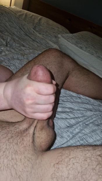Esposa masturbando o pau duro do marido enquanto conversa na cama