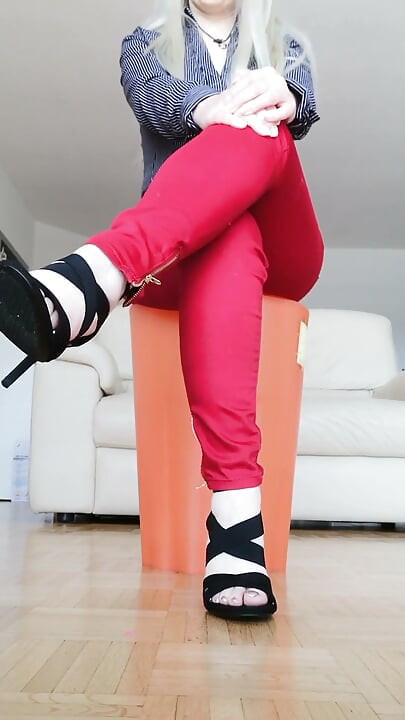 Raven Toe-tapping with Crossed Legs Red Jeans and High-heeled Sandals