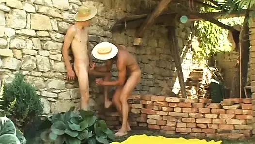 Yırtık adamlar açık havada korunmasız prezervatifsiz zevki paylaşıyor