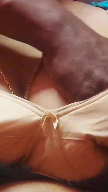 Desi sa velikim sisama i velikim dupetom intenzivni seks | Klip 1