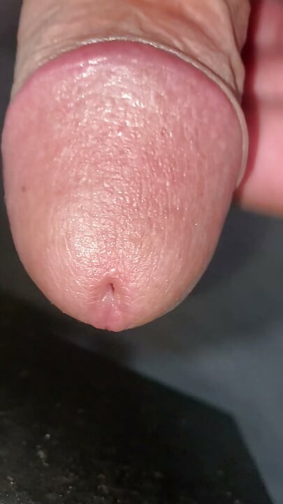 Eu tenho um pau cheio de tesão e estou no banheiro para gozar, estou batendo meu pau e fodi ele até gozar