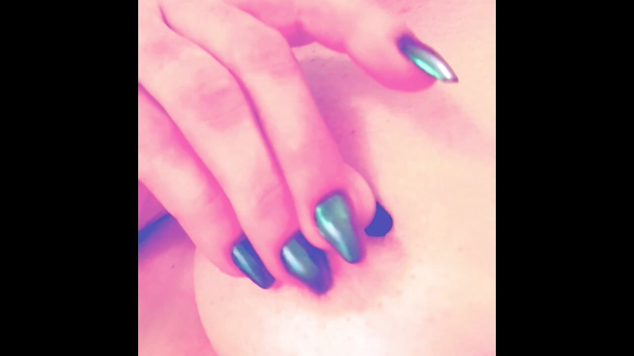 شيلبي تمنح نفسها هزات جماع متعددة مرة أخرى مع التدفق