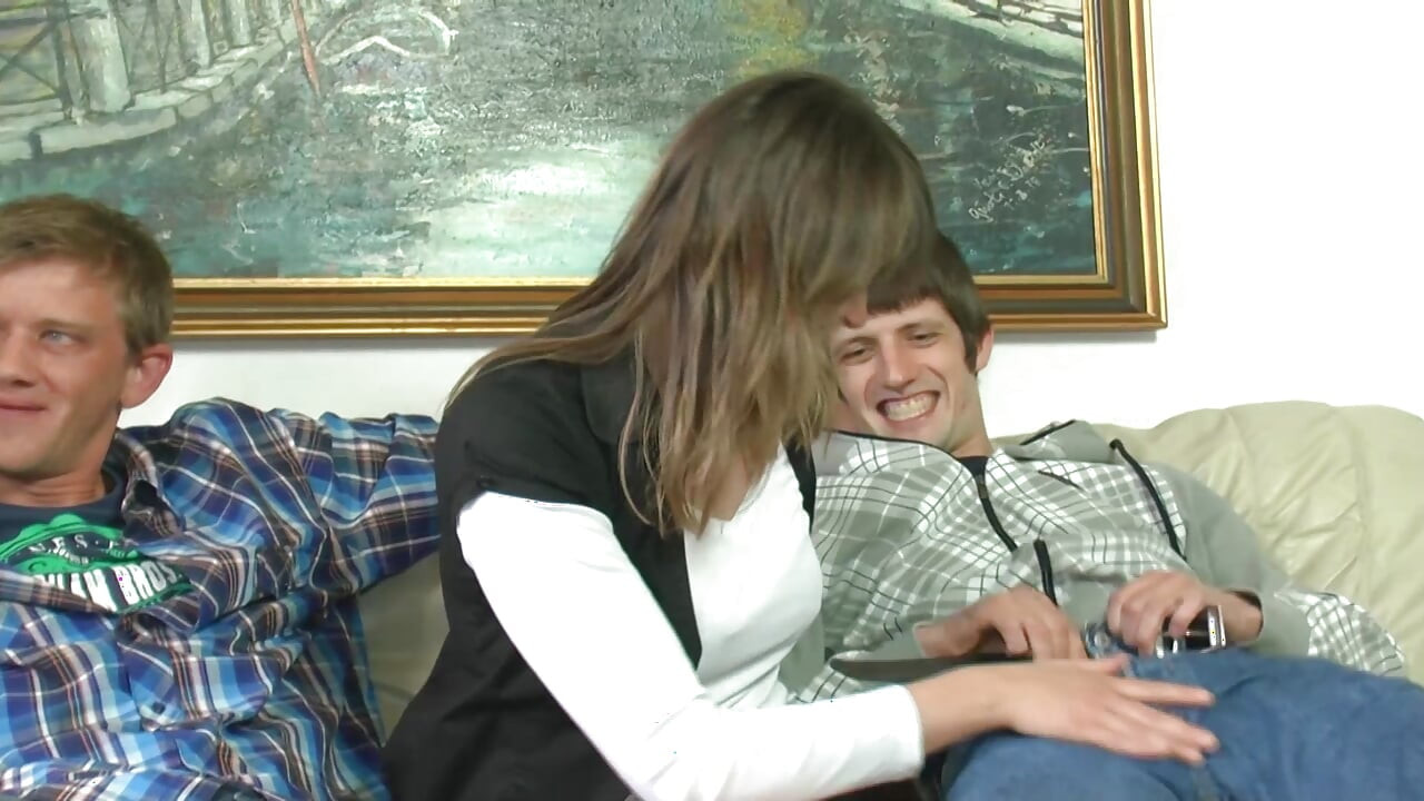 Si jalang Jerman yang berambut coklat mengusahakan dua zakar seperti seorang pakar