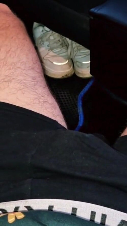 在高速公路上的游轮操femboy一个陌生人走近我，在车里操了我，射在我的屁股上 | 短片 1