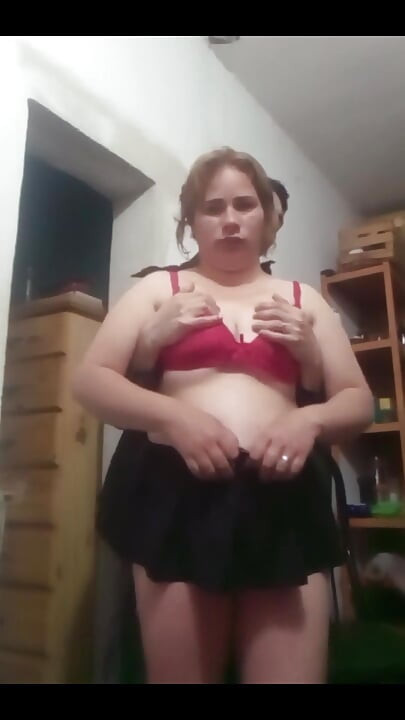 Kısa etekli kız arkadaşının göğüslerine mastürbasyon yapıyor ve dokunuyor