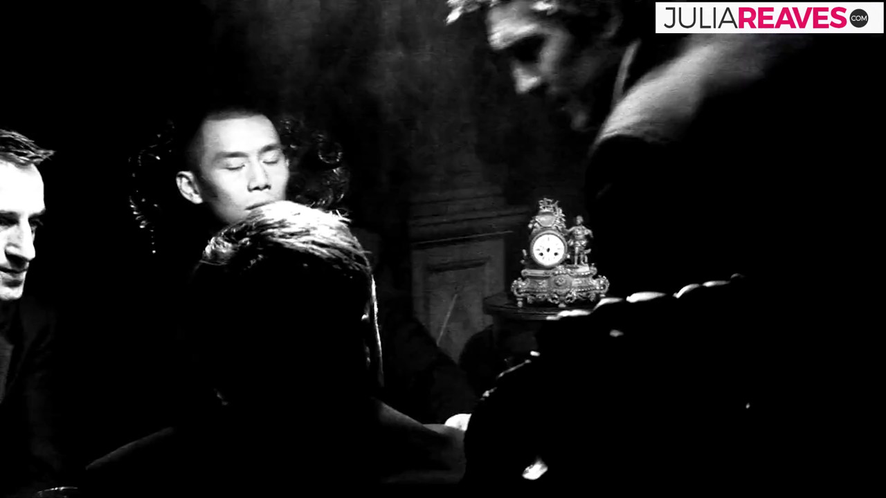 素晴らしい体、ホットな胸、ホットなお尻を持つブロンドのポーカーゲームが、アナルセックスとチンポフェラを伴うセックスの乱交に終わる