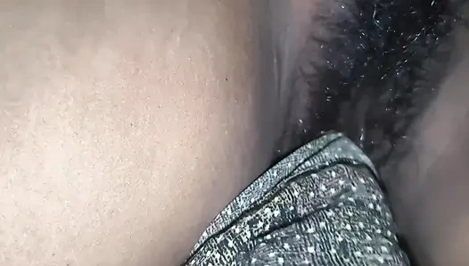 Der Junge blickte zu der Muschi des Mädchens mit hochgezogenen Klamotten hoch