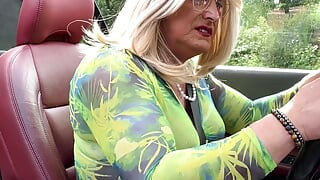 Amateur crossdresser Kellycd2022 sexy milf disfrutando de un tarde en auto masturbándose su mariquita chica polla con corrida