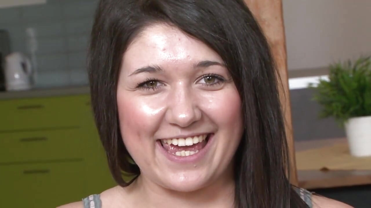 Pulchna dziwka w poszukiwaniu dużego czarnego kutasa