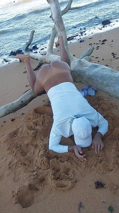 ビーチのレディシルバ、日焼けしたお尻、彼女に侵入させるための大きなチンコだ