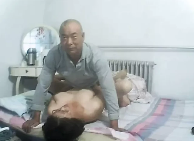 Азиатская бабушка и дедушка в домашнем любительском сексе в любительском видео