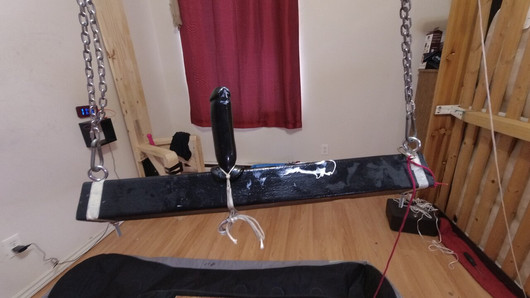 Sissy cameriera bloccata su enorme dildo sul pony di legno ...