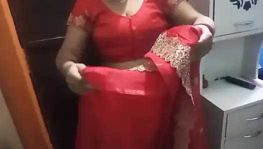 Güzel yenge güzel bir sari giyiyor.