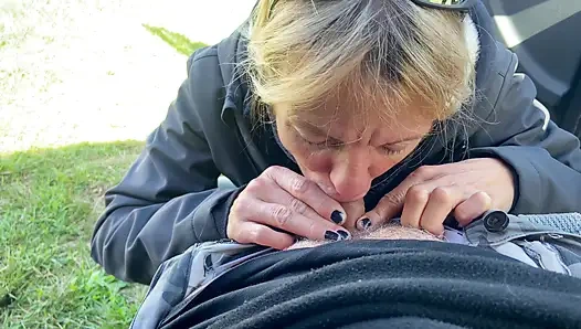 Blowjob di dalam mobil - aku pengen banget nyepong kontolmu sekarang juga, sampai crot di mulutku